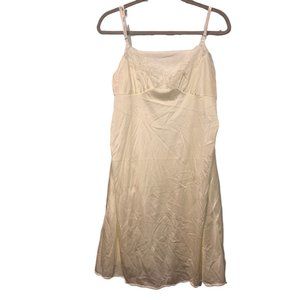 Vassarette Vintage 1970s  ivory lace trim slip 46 L